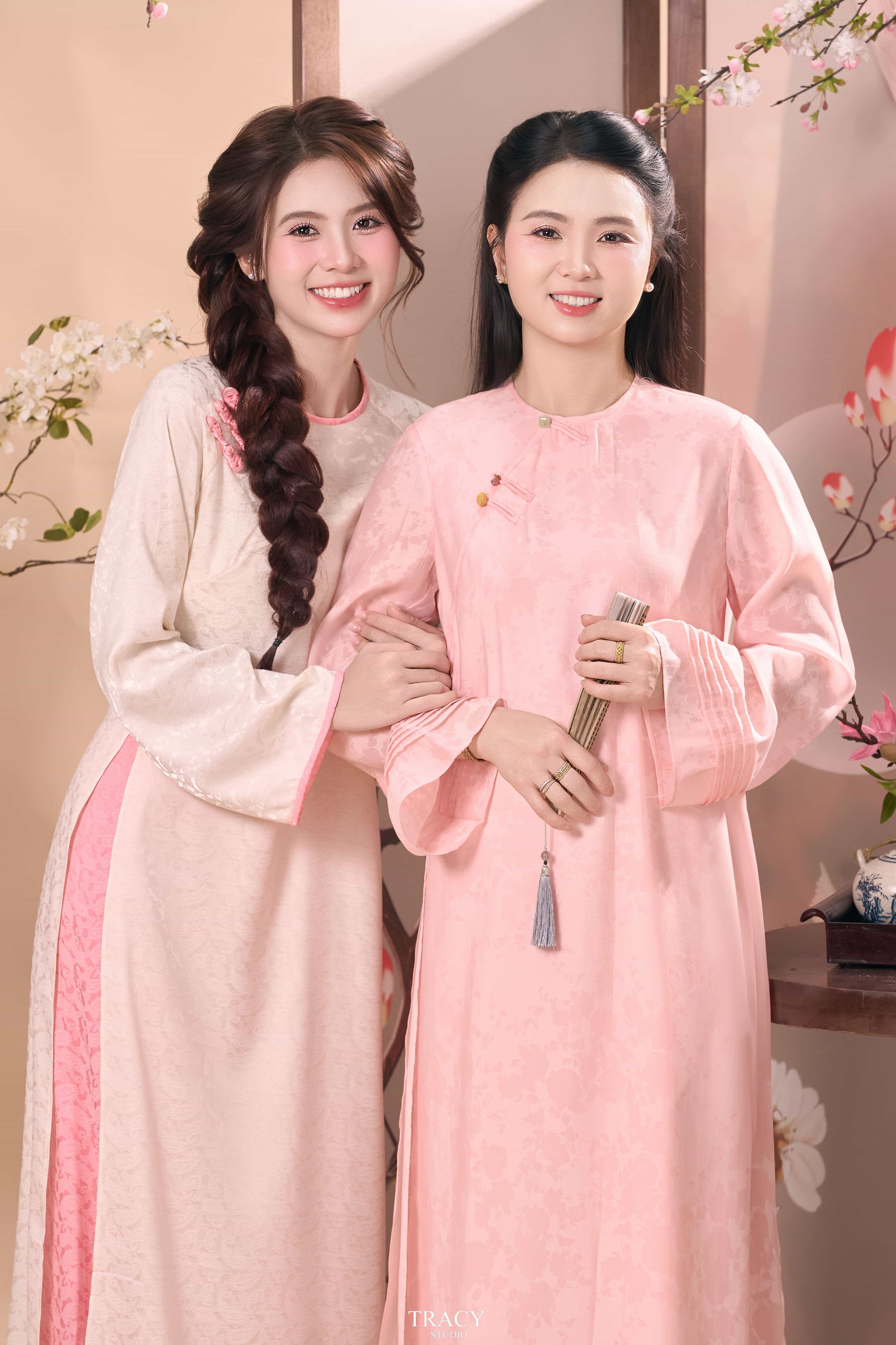 frontend/img/gallery/anh-tet-yem-ao-dai/tracy-studio-chup-concept-tet-me-con (4).jpg